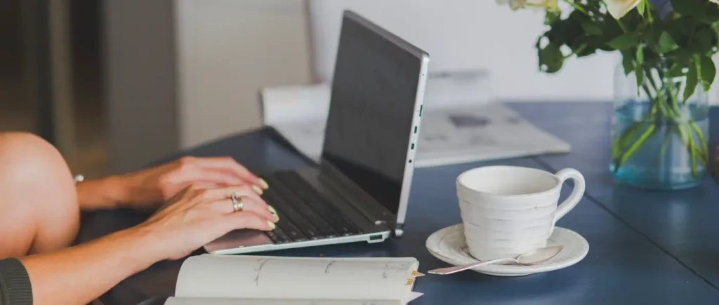 Anleitung für eine erfolgreiche Partnersuche im Internet Online Laptop